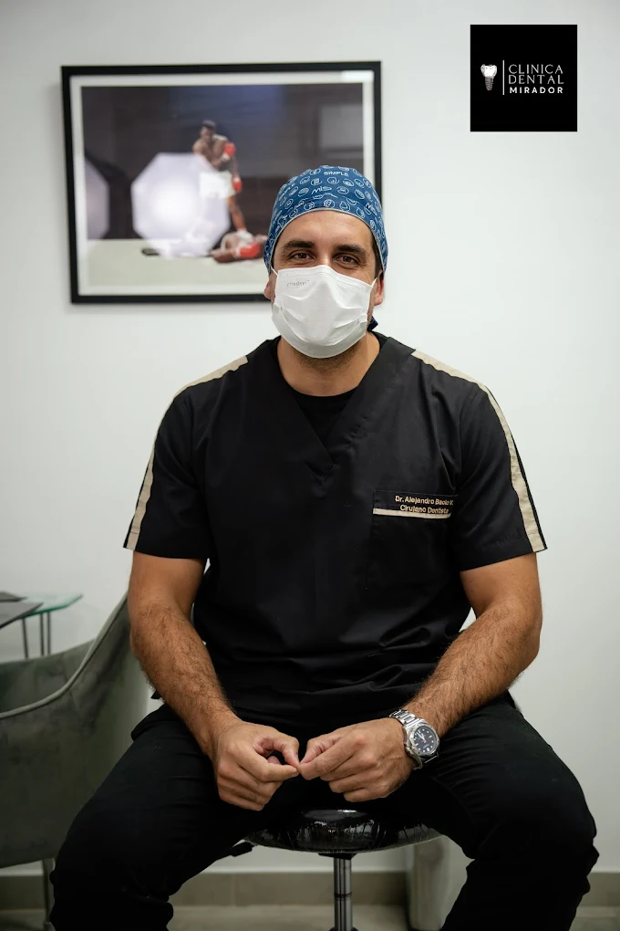 Dr. Alejandro Bacic en la clínica